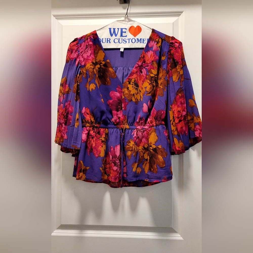 This Sofia Jeans By Sofia Vergara blouse is a stylish option for women
